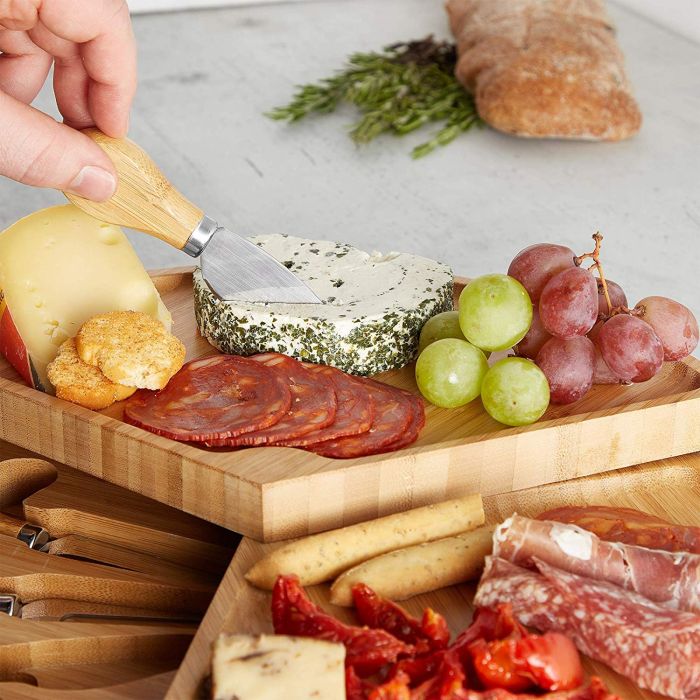 VonShef večnivojska deska s priborom iz bambusa