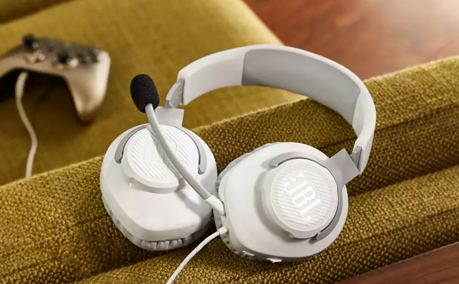 JBL Quantum 100 White Lifestyle png